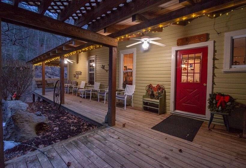 Moore House Inn & Cabins