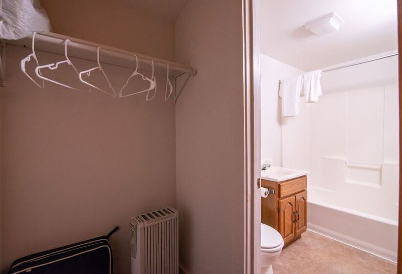 Moore House Inn & Cabins