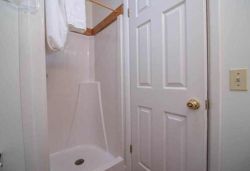 Moore House Inn & Cabins