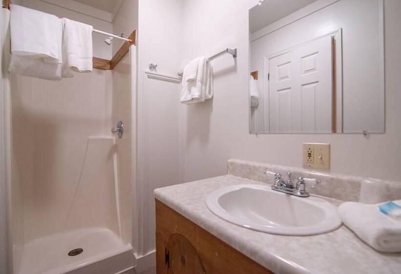 Moore House Inn & Cabins