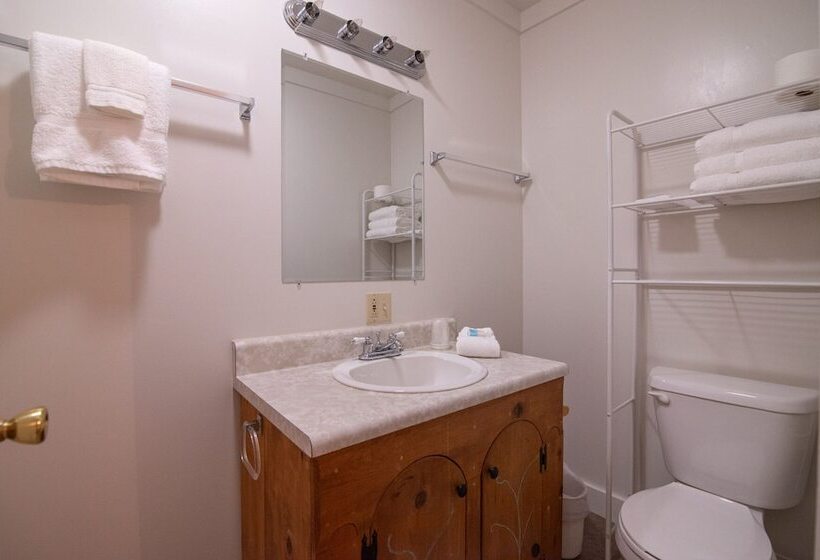 Moore House Inn & Cabins