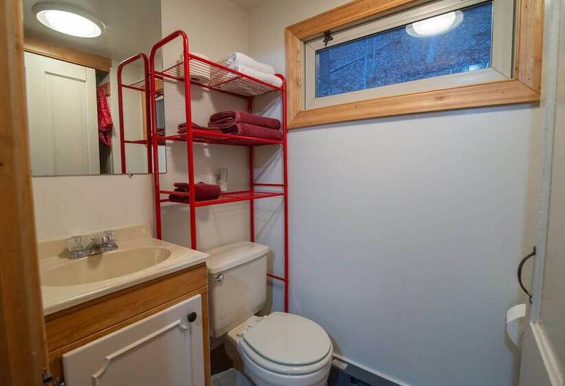 Moore House Inn & Cabins