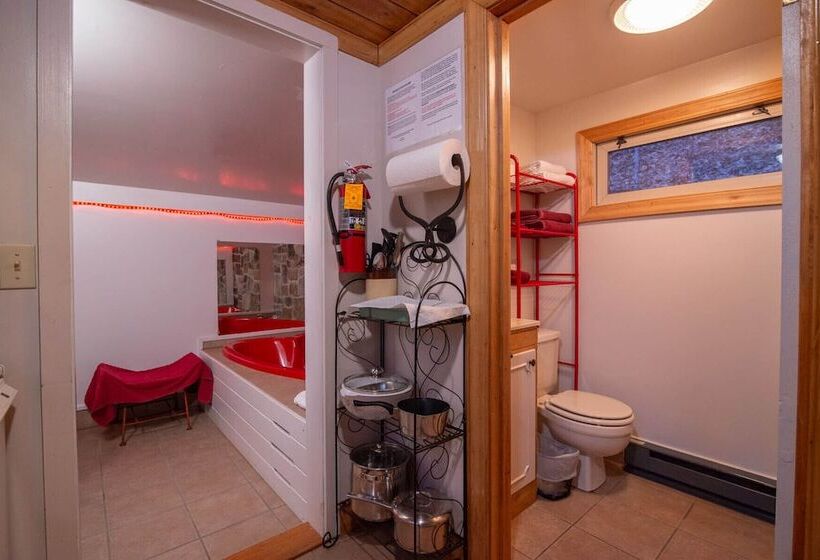 Moore House Inn & Cabins