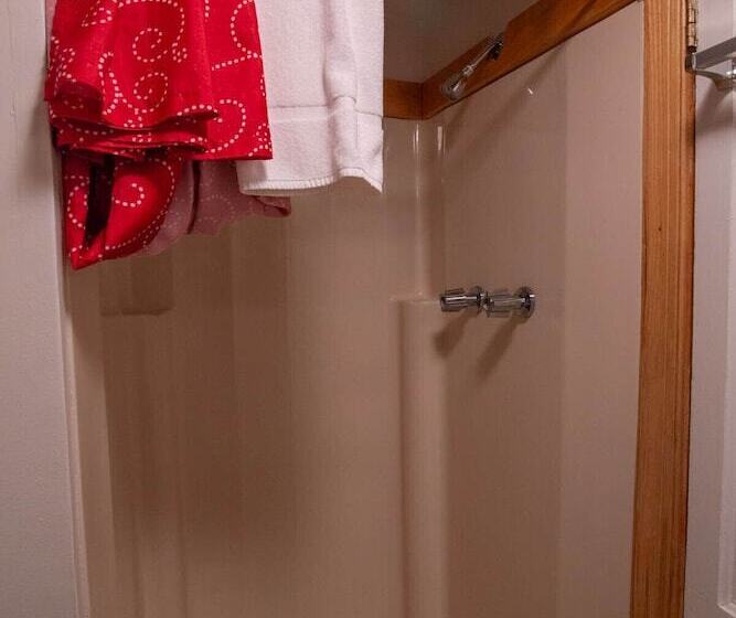 Moore House Inn & Cabins