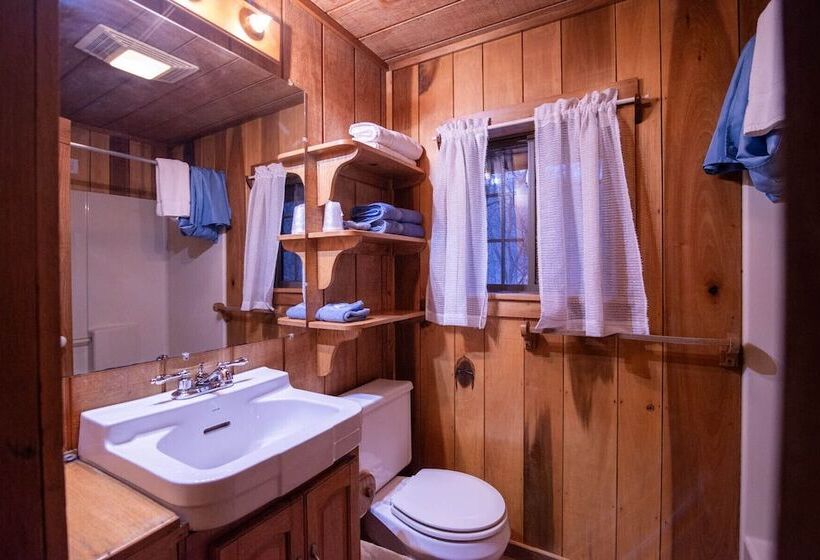 Moore House Inn & Cabins