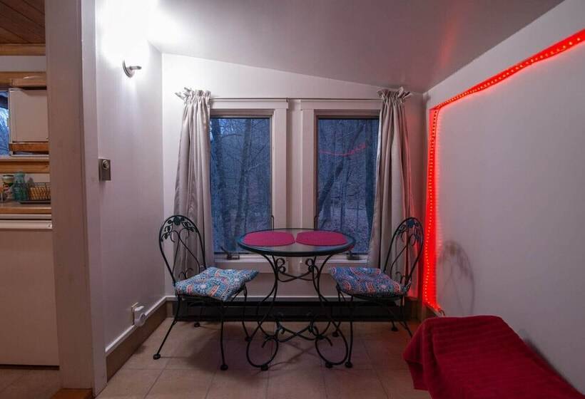 Moore House Inn & Cabins