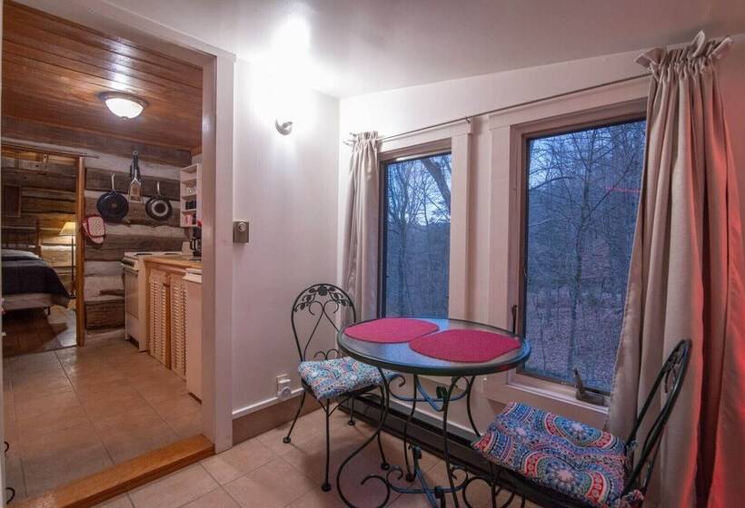 Moore House Inn & Cabins