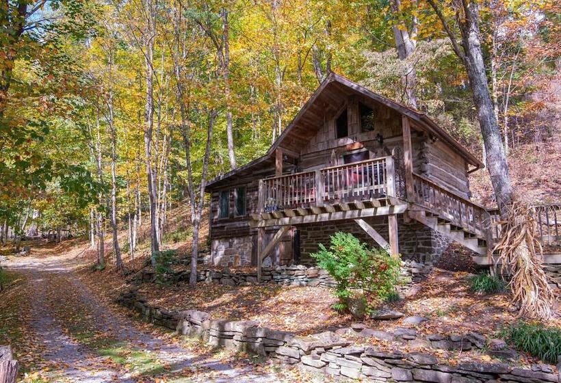 Moore House Inn & Cabins