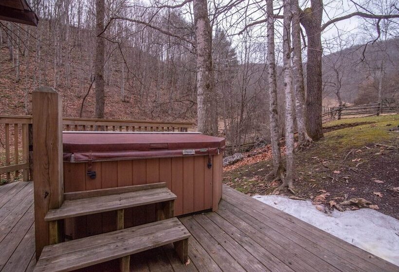 Moore House Inn & Cabins