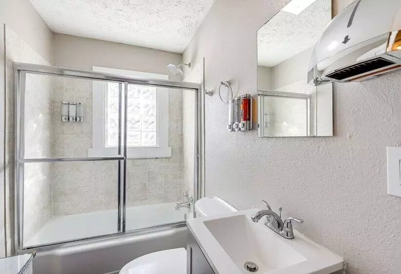 Pet Friendly Georgia Retreat W/ Fire Pit & Porch!