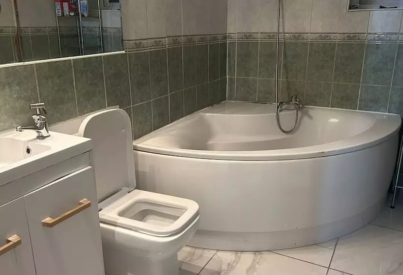 Residenssi Beautiful 3 Bed House In London