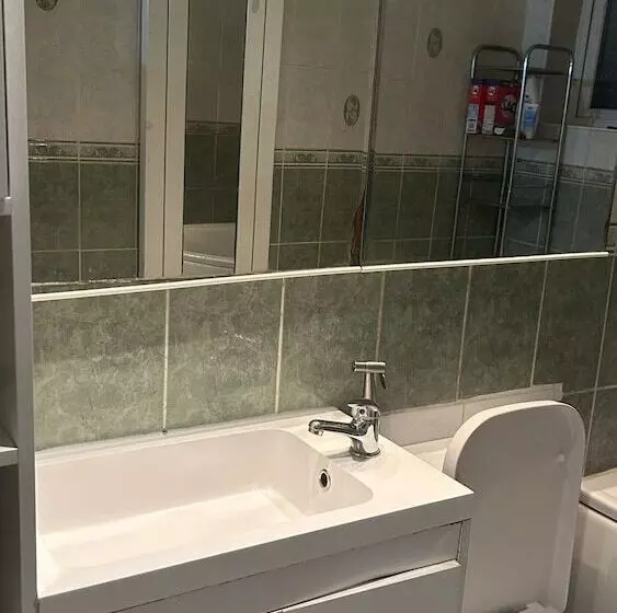 Residenssi Beautiful 3 Bed House In London