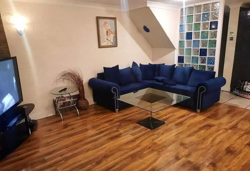 Residenssi Beautiful 3 Bed House In London