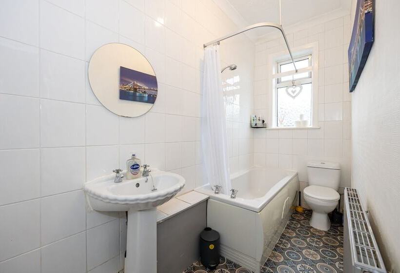 Rezydencja Captivating 2 Bed House In Blackburn