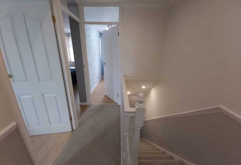 إقامة Beautiful And Luxurious 4 Bed House In Essex