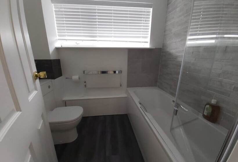 إقامة Beautiful And Luxurious 4 Bed House In Essex