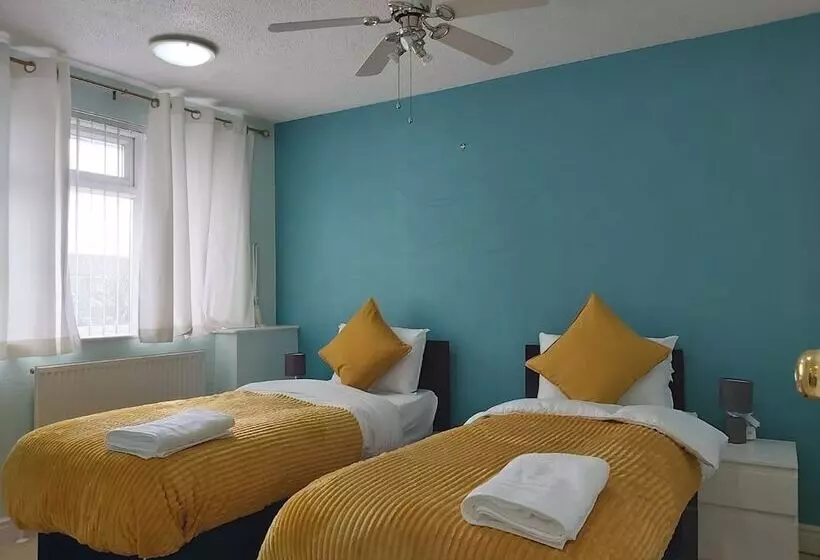 Residenssi Beautiful And Luxurious 4 Bed House In Essex