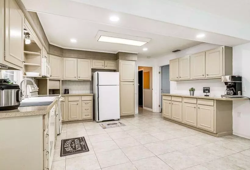 Spacious Brandon Home: Hot Tub, Pool, & Game Room