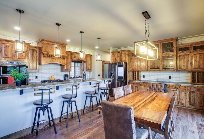 Spacious Priest River Retreat: 35 Mi To Schweitzer