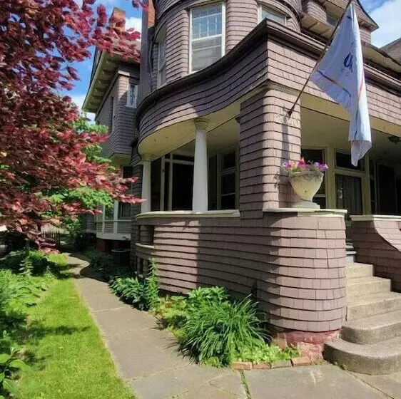 The Kings Throne Inn And Guest House