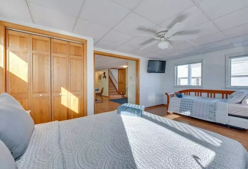 Wells Beach House W/ Ocean View Deck