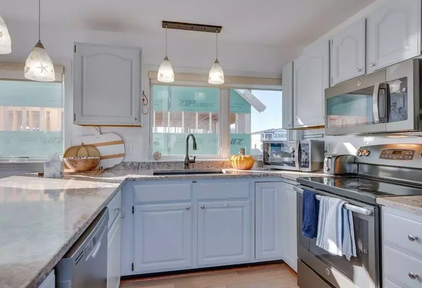 Wells Beach House W/ Ocean View Deck