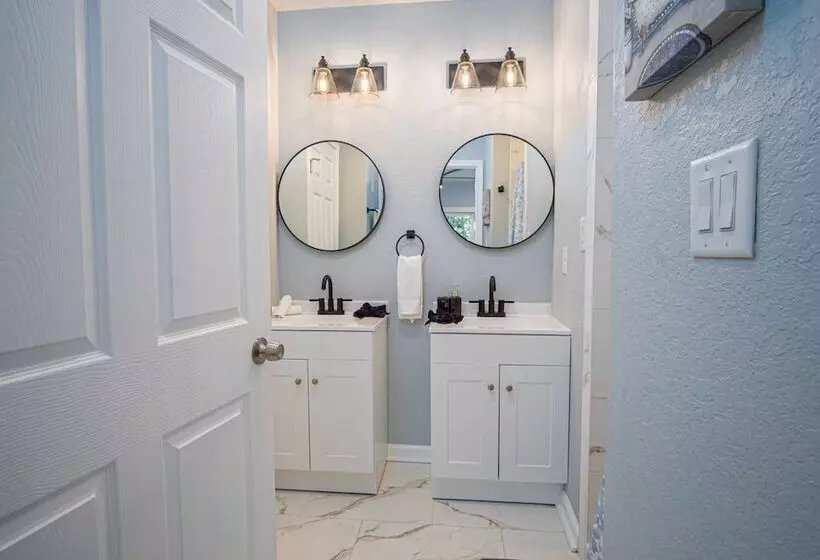 Escape To 4br/3ba Brand New Downtown Home