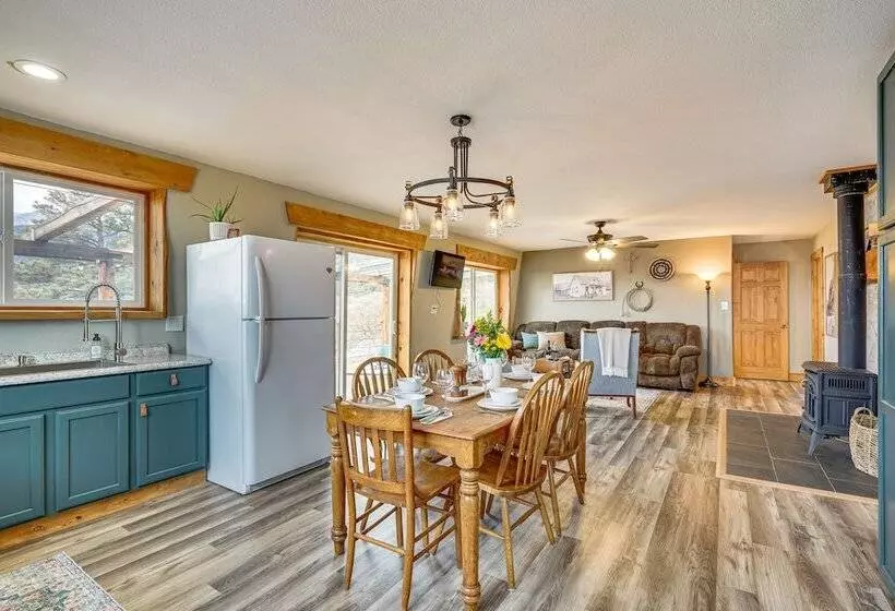 Idyllic Rye Cabin: Deck W/ Mountain Views!