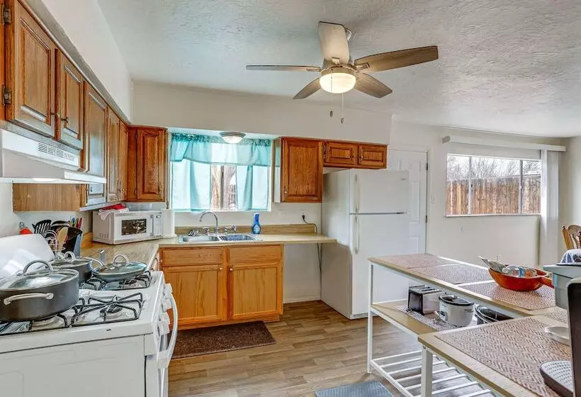 Farmington Family House: 4 Mi To Lake!