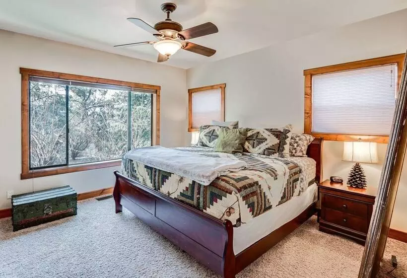 Pine Mountain Club Cabin W/ Private Deck & Views!