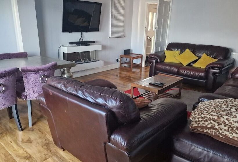 דירת נופש Family Home Three Bed House Near The Beach