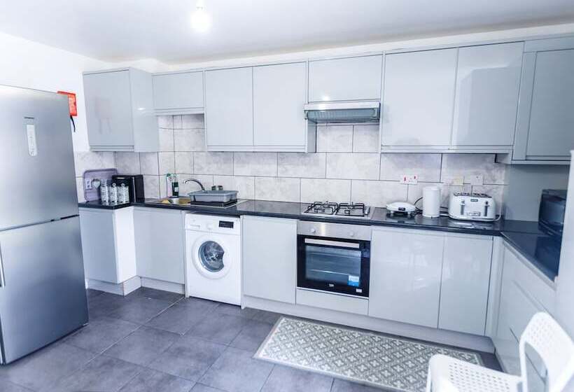 住所 Inviting 3 Bed House In London, Stay Up To 6