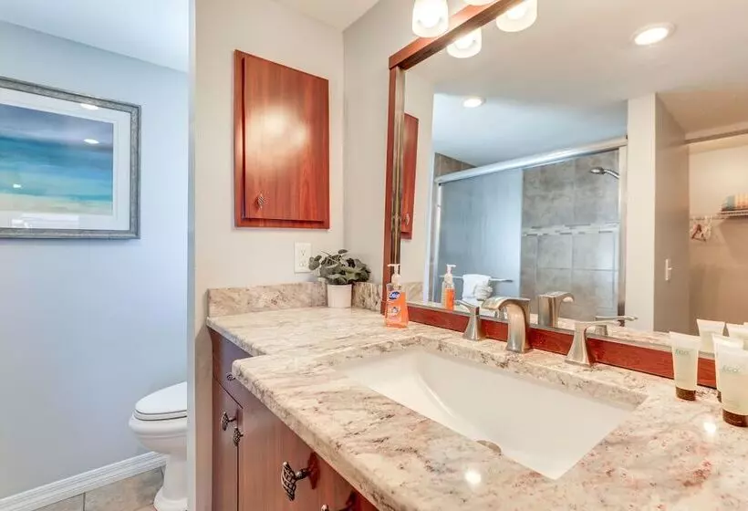 Sarasota Home W/ Heated Pool: 3 Mi To Airport!