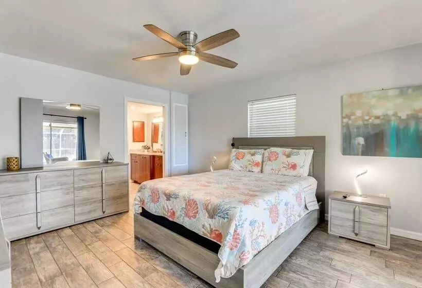 Sarasota Home W/ Heated Pool: 3 Mi To Airport!