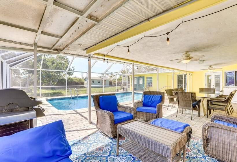 Sarasota Home W/ Heated Pool: 3 Mi To Airport!