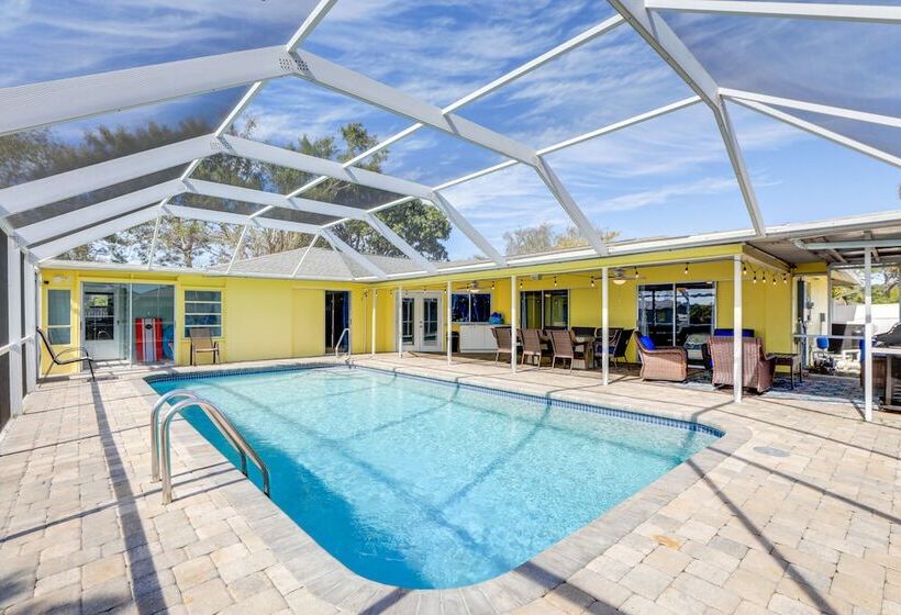 Sarasota Home W/ Heated Pool: 3 Mi To Airport!