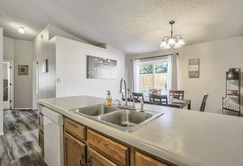 3bddog Friendlynear Shopping & Restaurants
