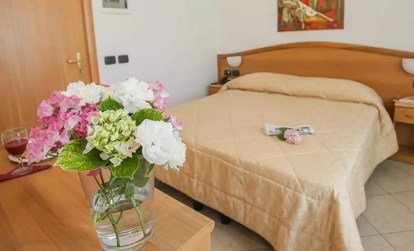 هتل Albergo Etico Asti