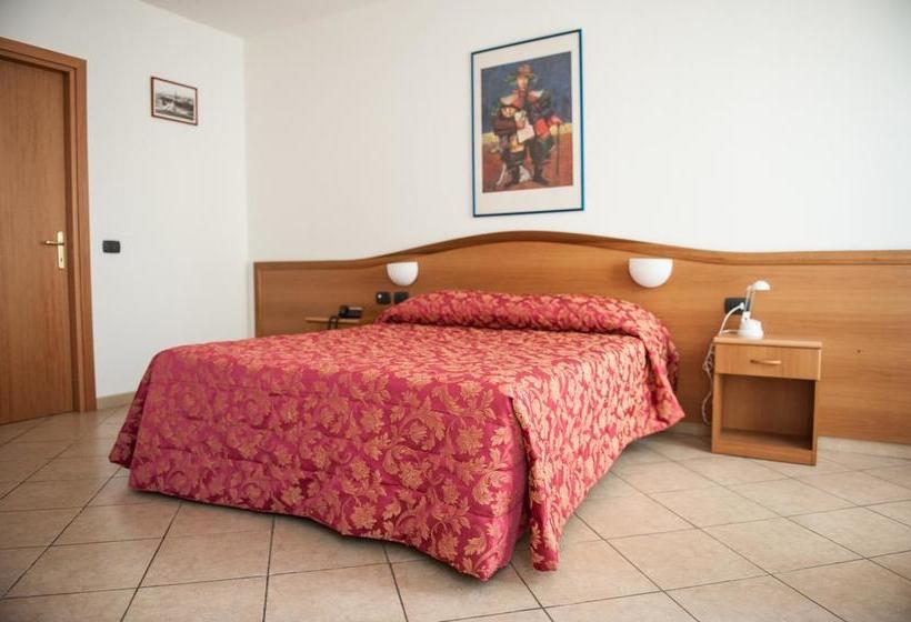 هتل Albergo Etico Asti