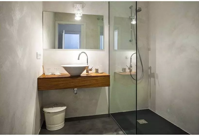 Hotel Cheap & Chic
