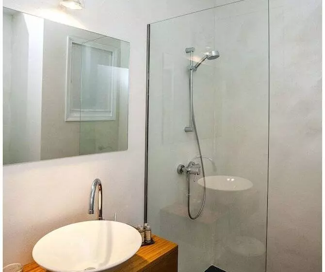 Hotel Cheap & Chic