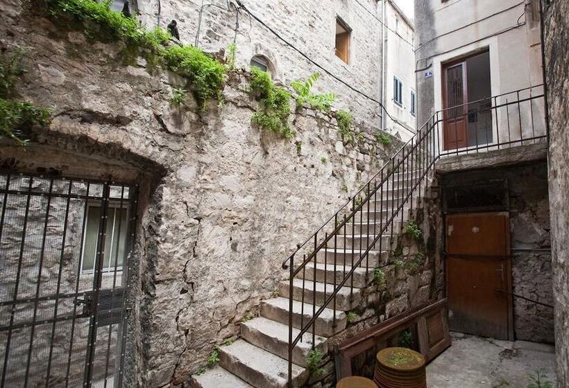 ホテル Leonis Restaurant & Rooms