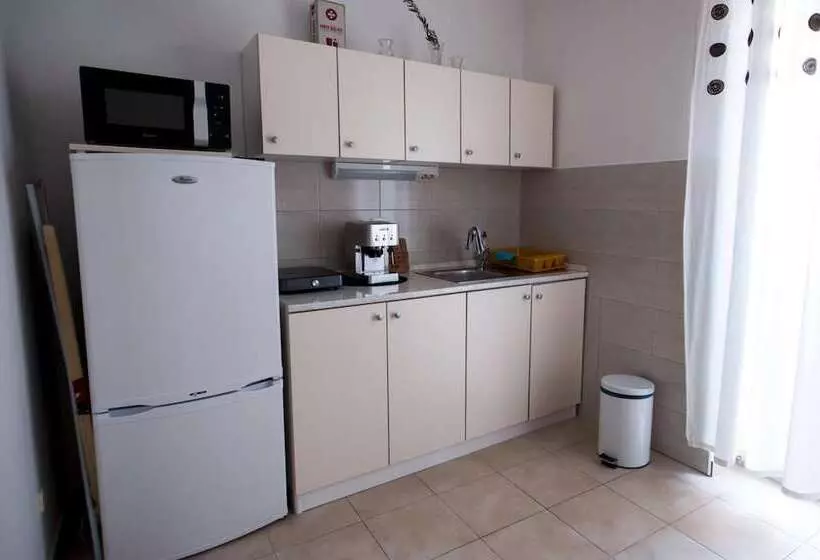هتل Leonis Restaurant & Rooms