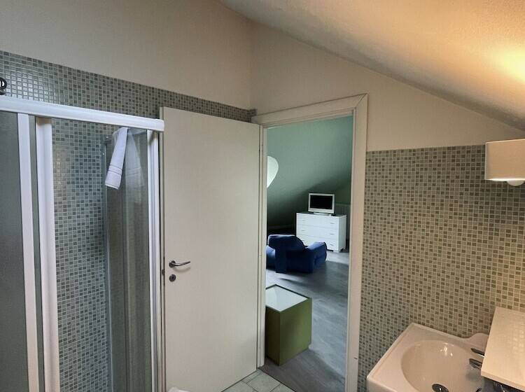 هتل Montebello Lake