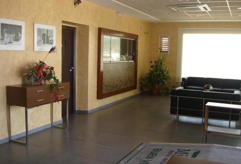 فندق Hostal Millan