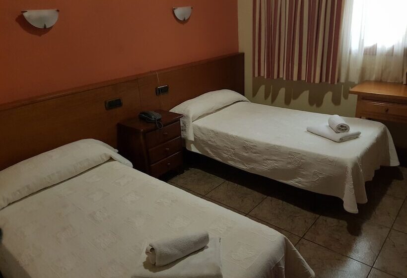 فندق Hostal Millan