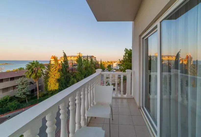Hotelli Justiniano Theodora Resort