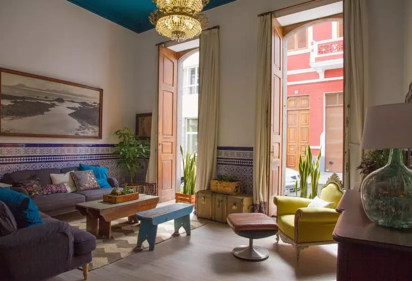 تختخواب و صبحانه Aminta Home