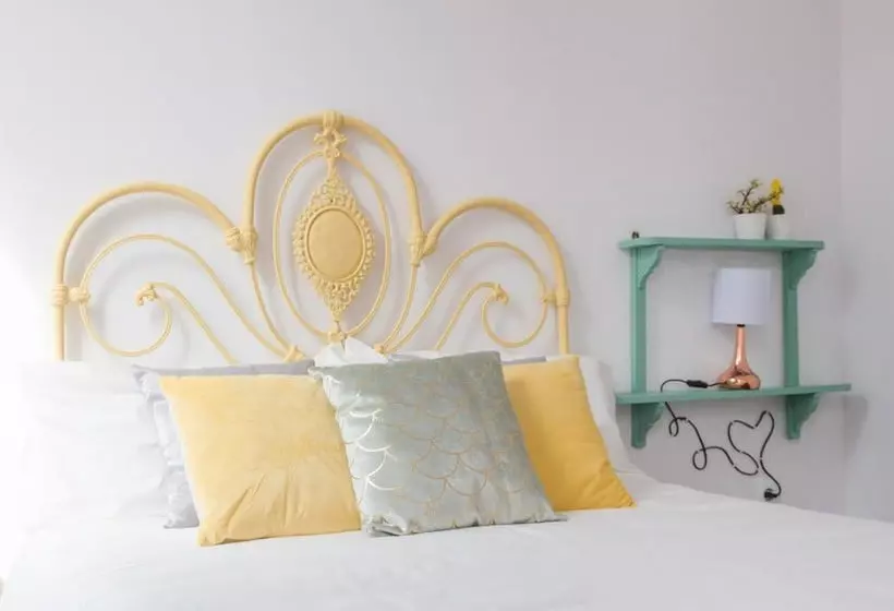 تختخواب و صبحانه Aminta Home