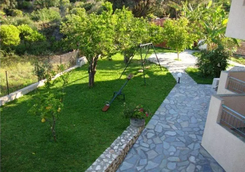 هتل Christina Studios